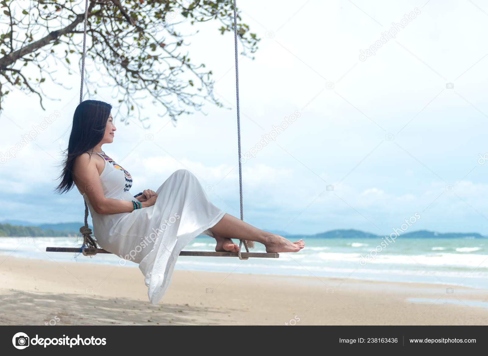 Summer Vacations Lifestyle Women Relaxing Enjoying Swing