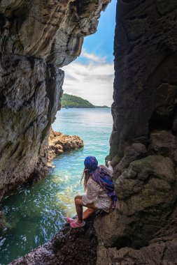 Seyahat insanlar kadın turist Keo Sichang, tatil ve tatil turizm, Tayland deniz kenarında bir mağarada. Seyahat etmek yaz konsepti