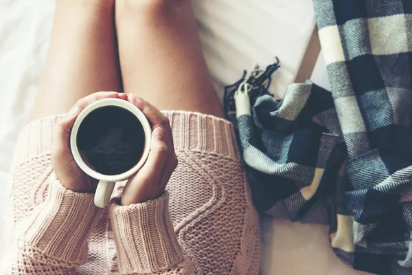 Cerrar Las Piernas Las Mujeres Cama Blanca Las Mujeres Que — Foto de Stock