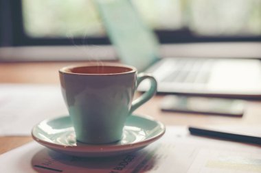 Tatlı beyaz fincan kahve arası çalışma alanı içinde. Vintage sesi 