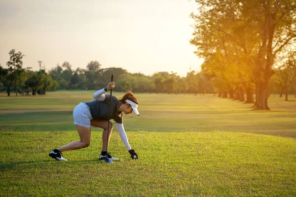 Esportivo Asiático Golfista Mulher Colocando Bola Golfe Tee Com Clube — Fotografia de Stock