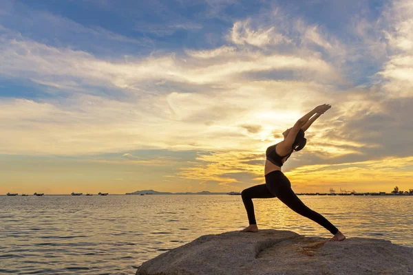 Silhueta Estilo Vida Mulher Saudável Exercitando Vital Meditar Praticar Ioga — Fotografia de Stock