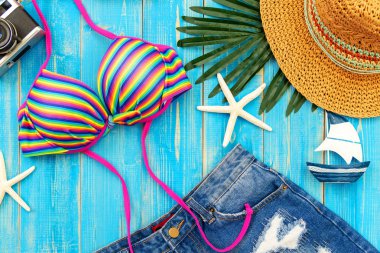 Yaz moda kadın büyük şapka ve aksesuarları, vintage kameraya geç tatil plaj seyahat etmek. Tropikal deniz. Olağandışı en iyi görünüm ve kopya alanı mavi arka plan. Yaz ve tatil kavramı.