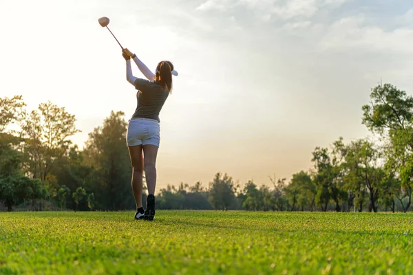 Zdravý Sport Asijské Žena Sportovní Golfové Hráč Dělá Golf Swing — Stock fotografie