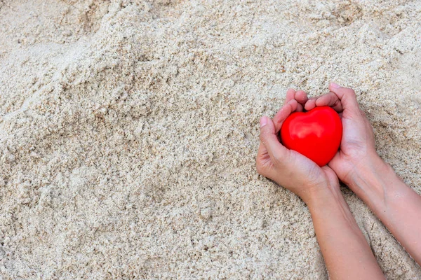 Ημέρα Του Αγίου Βαλεντίνου Χέρι Γυναίκα Εκμετάλλευση Κόκκινη Καρδιά Σχήμα — Φωτογραφία Αρχείου