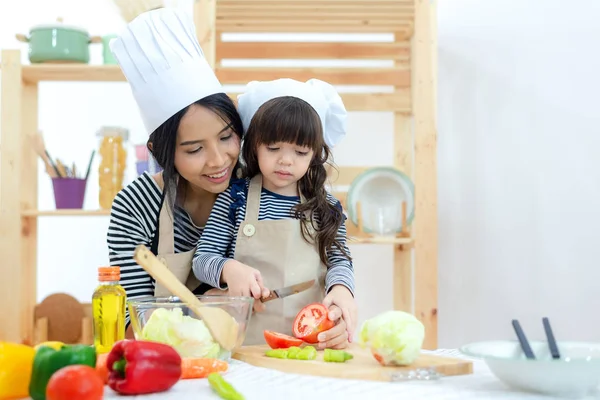 Mère Enfant Fille Cuisiner Couper Des Légumes Frais Sur Cuisine — Photo