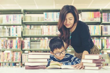 Asyalı çocuk eğitim ve gitmek için kitap okumak onun rehberliğinde anne Kitaplığı'ndaki okula. Eğitim ve yaşam tarzı Concep