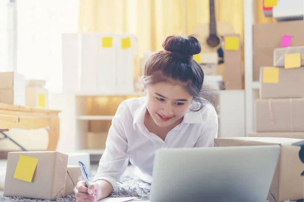 Asian Smiling Young Women Writing Order Customer Online Preparing Package — Stock Photo, Image