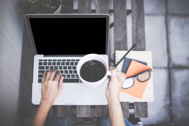 En iyi iş sabah kahvesi, vintage sesi ile ofis ve tasarım laptop smartphone için dışarı soğuk rahatlatıcı çalışma alanını göster