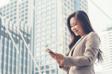 Sosyal ağ bağlantısı modern şehir arka plan kullanarak iş kadınları. Teknoloji ve iş kavramı