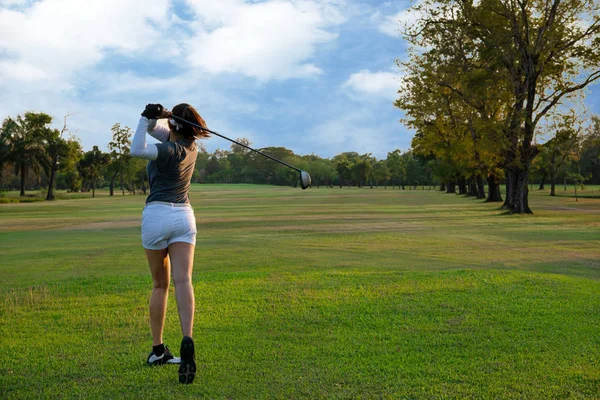 Deporte Saludable Asiático Deportiva Jugador Golf Mujer Haciendo Golf Swing —  Fotos de Stock