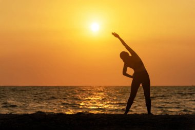 Egzersiz ruhu yaşam tarzı zihin kadın barış canlılık, siluet açık havada deniz gündoğumu üzerinde hayati soyut sakin ol. Sağlıklı ve spor Concep