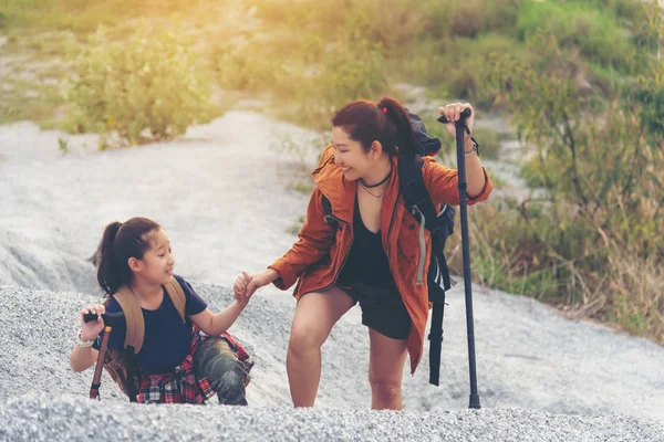 妈妈和孩子旅行背包站在山上的教育性质 旅游理念 — 图库照片