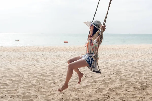 Vacaciones Verano Estilo Vida Las Mujeres Relajándose Disfrutando Swing Playa —  Fotos de Stock
