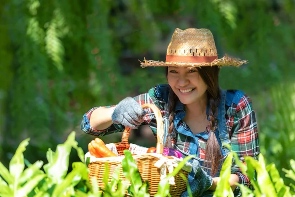 Asiático Oliendo Mujeres Felices Agricultor Sosteniendo Una Cesta Verduras Orgánicas —  Fotos de Stock