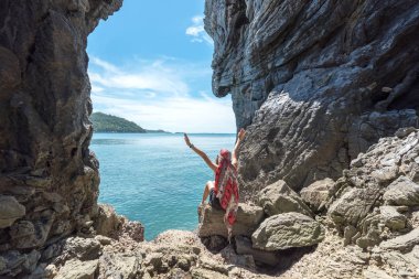 Duran insanlar yaşam tarzı kadın turizm seyahat ve Keo Sichang, Tayland deniz kenarında bir mağarada yaz ve tatil rahatlayın. Seyahat ve geziler kavramı