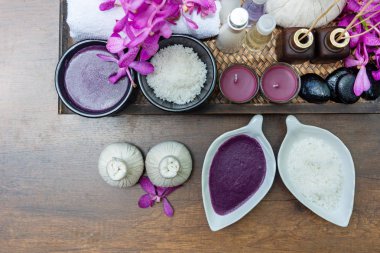 Tay Spa uygulamaları aroma terapi tuz ve doğa şeker fırçalayın ve rock orkide çiçek ile masaj mum ile ahşap. Tayland. Sağlıklı kavramı.