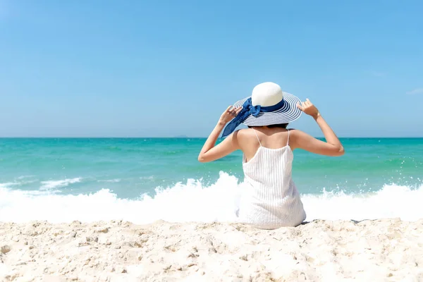 Vacances Été Mode Vie Femme Robe Blanche Portant Des Voyages — Photo