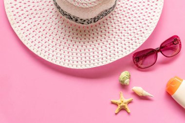 Yaz aksesuarları. Beyaz büyük şapka ve güneşlenmek plaj seyahat gidin. Tropikal deniz. Olağandışı üstten görünüm. Seyahat ve yaz aylarında konsept.