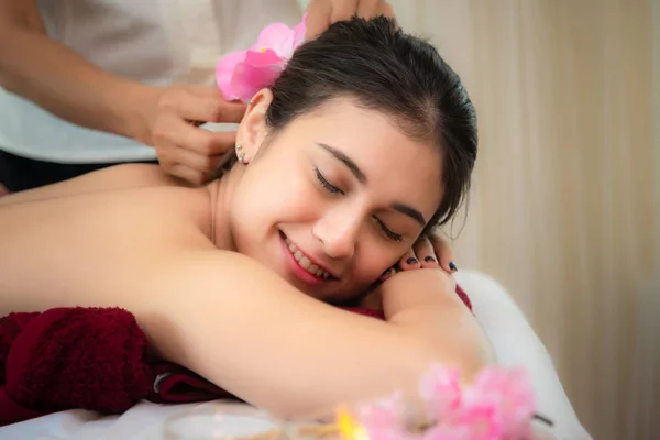 Spa Massage Masseur Doing Massage Treatment Sugar Scrub Asian Woman — Stock Photo, Image