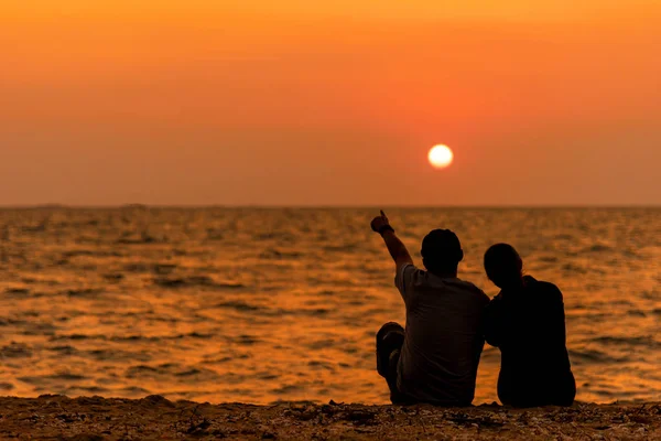 Silhouette Paar Sitzt Und Entspannen Strand Liebe Und Umarmung Sonnenuntergang — Stockfoto