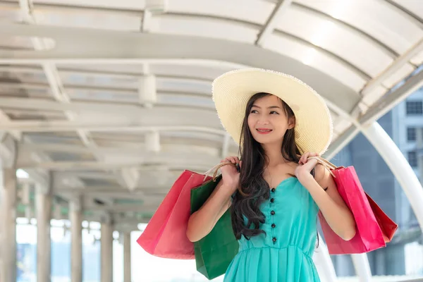 Aziatische Lachende Levensstijl Vrouw Gelukkig Winkelen Casual Kleding Met Boodschappentassen — Stockfoto