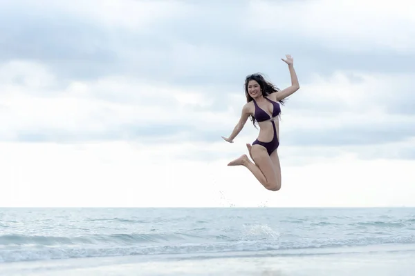 Conceito Férias Verão Viajante Estilo Vida Mulher Biquíni Saltar Desfrutar — Fotografia de Stock