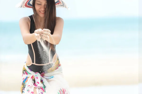 Férias Verão Estilo Vida Sorrindo Mulher Asiática Vestindo Biquíni Moda — Fotografia de Stock