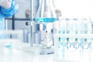 Bilim adamları analiz çalışma veri ve değerlendirirken mikroskop. Sağlık araştırmacılar iş biraz araştırma ile test ve yaşam bilimleri laboratuarında çalışan damlalık kimyasal. 