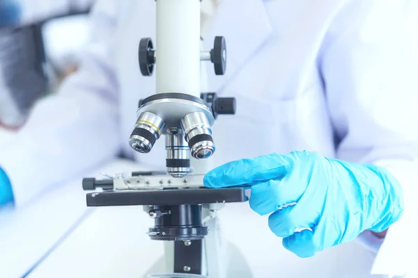 Επιστήμονες Αναλύοντας Μελέτη Δεδομένων Και Αξιολόγησης Μικροσκόπιο Υγειονομική Περίθαλψη Ερευνητών — Φωτογραφία Αρχείου