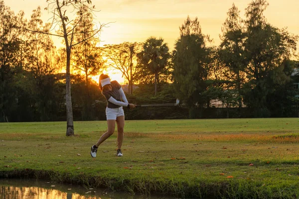 Desporto Saudável Asian Sporty Mulher Golfista Fichas Jogador Swing Golf — Fotografia de Stock