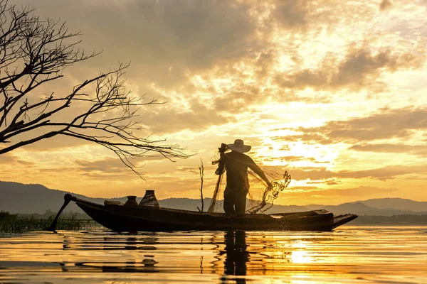 Acción Del Pescador Cuando Red Pesca Lago Mañana Sol Silueta — Foto de Stock