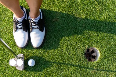 «Ana sayfa» yeşil golf Golf topu koyarak görünümü golfçü Asyalı sportif kadın odak. Sağlıklı yaşam konsepti 