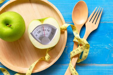 Diyet zayıflama. Yeşil elma kilo ölçek ve denge vücut kilo kaybı sağlıklı arabada için ölçüm bandı ile. Diyet ve sağlıklı kavramı