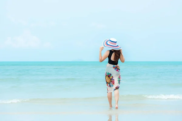 Vacaciones Verano Estilo Vida Mujer Chill Celebración Sombrero Blanco Grande —  Fotos de Stock
