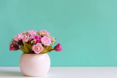 Çiçek pembe ile yeşil duvar raf beyaz ahşap gül, metin için kopya alanı. Natürmort Kavramı