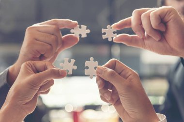 İşadamı takım iş tutan iki parçalı bağlantı çift gol hedef, başarı için eşleştirmek için parça puzzle ve Office yeni proje başlatmak. İş kavramı.