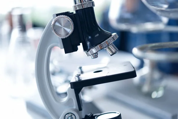 Närbild Mikroskop För Forskningsverktyg Anatomi Små Organismer Med Metall Lins — Stockfoto