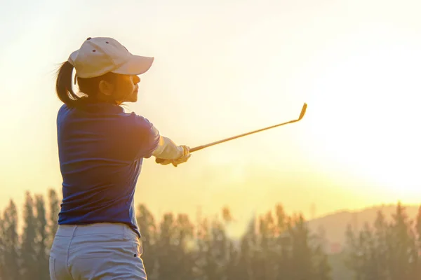 Desporto Saudável Asian Sporty Mulher Jogador Golfe Fazendo Golfe Swing — Fotografia de Stock