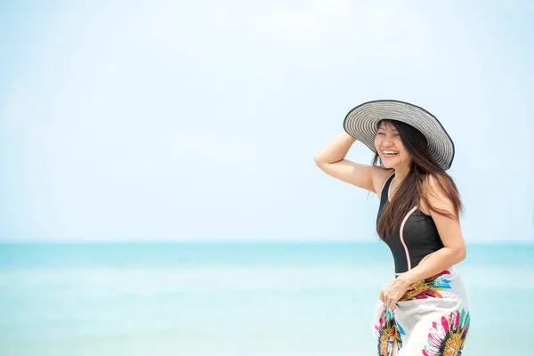 Férias Verão Estilo Vida Sorrindo Mulher Asiática Vestindo Biquíni Moda — Fotografia de Stock