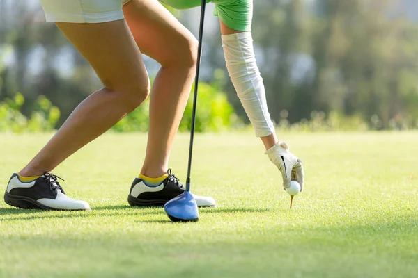 Mão Asiática Mulher Desportiva Colocando Bola Golfe Tee Com Clube — Fotografia de Stock