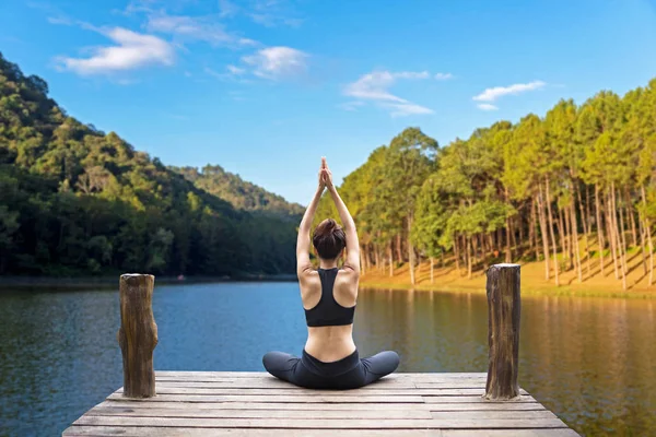 Gesunde Lebensweise Der Frau Ausgewogen Praktizieren Meditation Und Zen Energie — Stockfoto