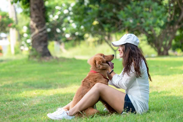 Asian Smilling Lifestyle Woman Playing Happy Golden Retriever Friendship Dog — Stock Photo, Image