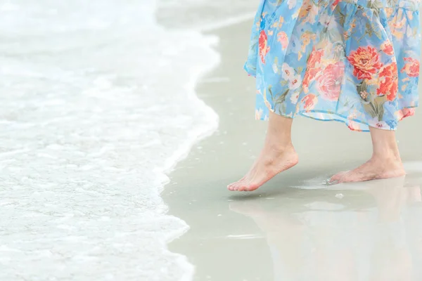 Cerca Pierna Estilo Vida Mujer Vestido Largo Sensación Relax Feliz —  Fotos de Stock