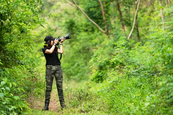 Profesyonel Kadın Fotoğrafçı Yeşil Orman Yağmur Ormanı Doğa Prime Lens — Stok fotoğraf