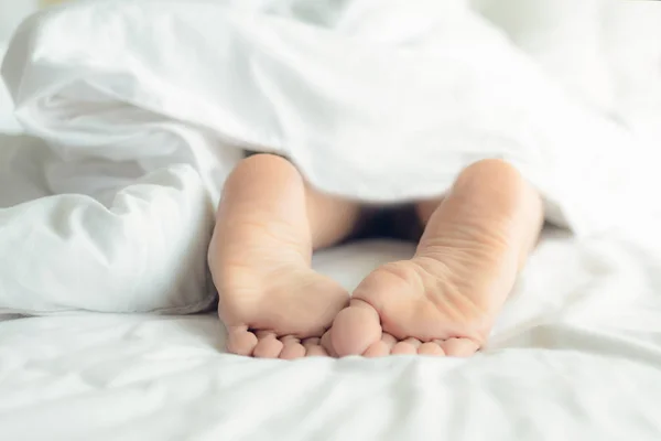 Estilo Vida Mujer Pies Cama Debajo Manta Blanca Mañana Dormir — Foto de Stock