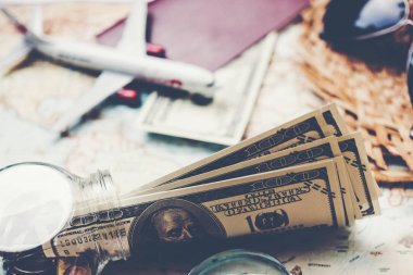 Bütçe ve Tatil için para tasarrufu. Seyahat aksesuarları ve öğeleri dünyada seyahat tatilleri planlamak için siyah adam. Seyahat ve Tasarruf konsepti