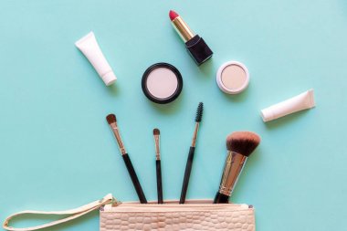 Makyaj kozmetik araçları ve güzellik kozmetik, ürünler ve yüz kozmetik paketi ruj, yeşil pastel arka plan üzerinde göz farı. Yaşam Tarzı Kavramı