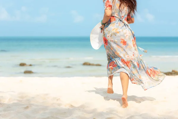 Mujer Estilo Vida Con Vestido Moda Verano Corriendo Playa Arena —  Fotos de Stock