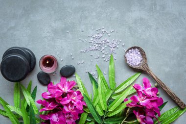Thai Spa. Üstten görünüm için ayarlama sıcak taş tedavi masaj ve mor orkide cins blackboard kopya alanı ile rahatlayın. Yeşil yaprak siyah taş yığını için spa terapi ile. Yaşam tarzı ve sağlıklı kavramı.